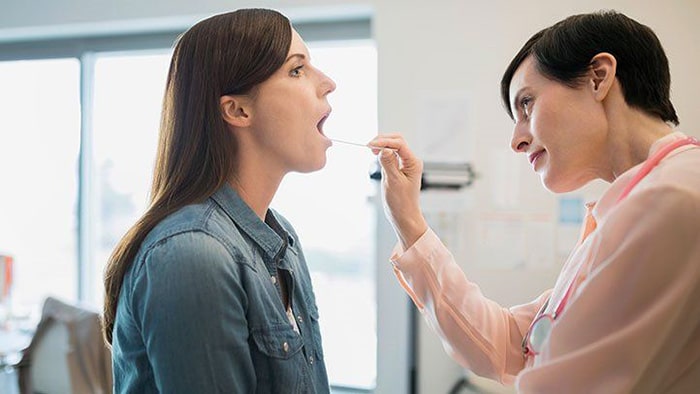 پزشک در حال معاینه زگیل تناسلی